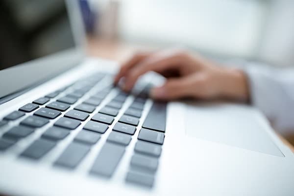 Fotografía de una persona usando un teclado